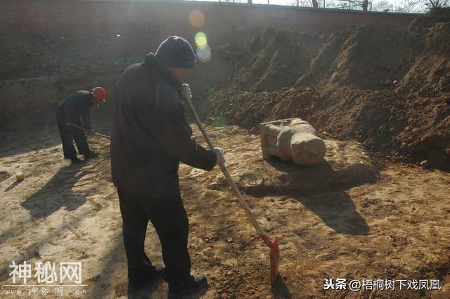俗话说，“人点蜡，鬼吹灯”，考古人员在盗墓现场真看到了这现象-2.jpg