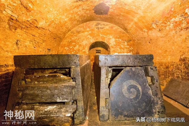 俗话说，“人点蜡，鬼吹灯”，考古人员在盗墓现场真看到了这现象-3.jpg