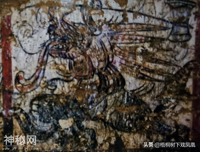俗话说，“人点蜡，鬼吹灯”，考古人员在盗墓现场真看到了这现象-12.jpg