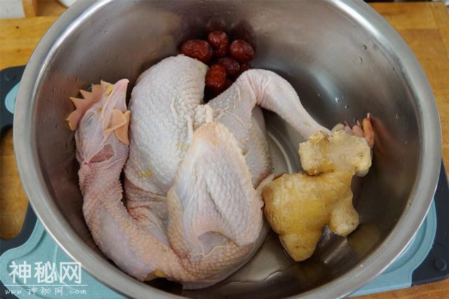 炖鸡汤时，别焯水或者直接炖，大厨告诉正确做法，鸡肉不柴汤不腥-5.jpg