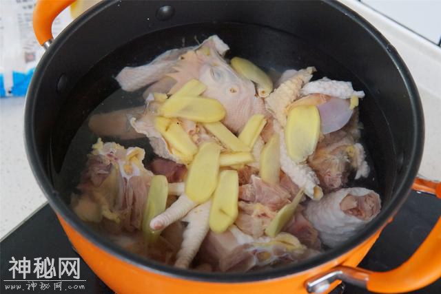 炖鸡汤时，别焯水或者直接炖，大厨告诉正确做法，鸡肉不柴汤不腥-8.jpg