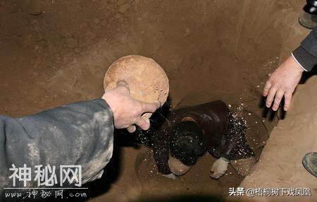 当代盗墓活动最罕见一幕，盗出中国最古女尸，三盗墓者被就地枪决-7.jpg