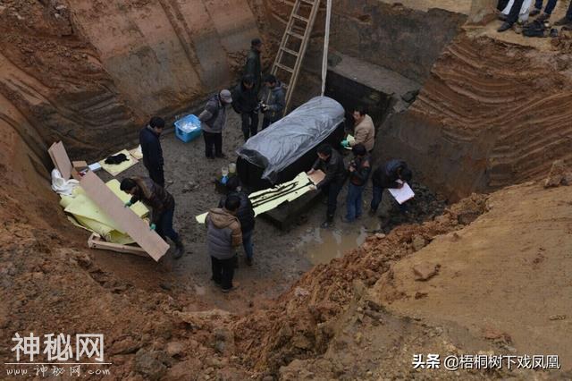 当代盗墓活动最罕见一幕，盗出中国最古女尸，三盗墓者被就地枪决-9.jpg