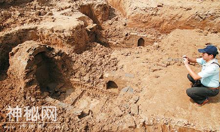 实拍保存完整的千年古墓：挖深坑意外被发现，墓室充满毒气！-1.jpg