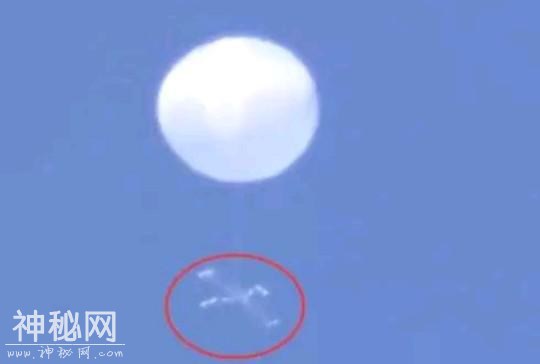 日本上空出现罕见UFO，白色球体拖着“十字架”，它到底是啥？-4.jpg