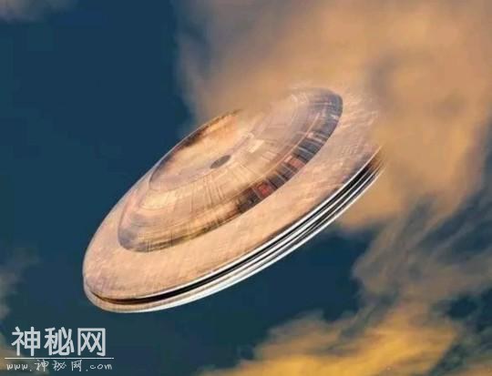 日本上空出现罕见UFO，白色球体拖着“十字架”，它到底是啥？-6.jpg