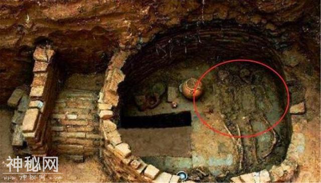 中国第一“凶墓”，80名盗墓贼惨死墓中，现场令人触目惊心-1.jpg