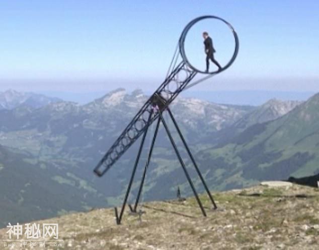 杂技演员在瑞士阿尔卑斯山边缘表演绝技：旋转金属圈上行走-1.jpg