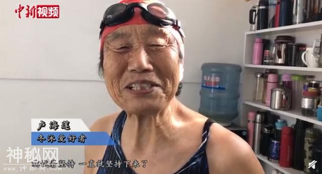 看着就冷！86岁奶奶零下19度挑战冬泳，网友：身体素质杠杠的-4.jpg
