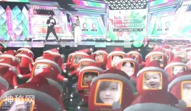 日本综艺太奇葩，把观众的脸投影到椅背上，画面诡异堪比惊悚片-1.jpg