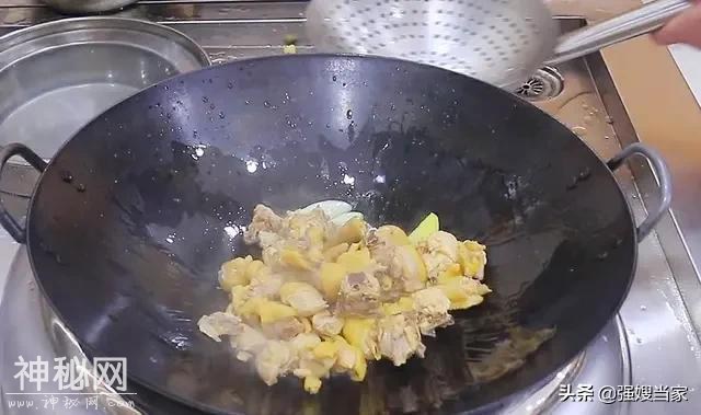 炖鸡汤，直接加水炖就错了，大厨教你正确做法，汤鲜味美，香气足-4.jpg