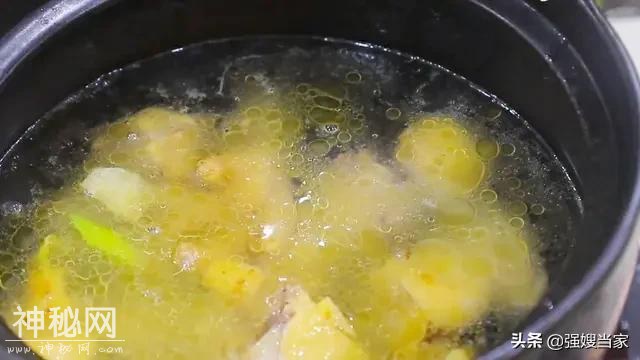 炖鸡汤，直接加水炖就错了，大厨教你正确做法，汤鲜味美，香气足-5.jpg