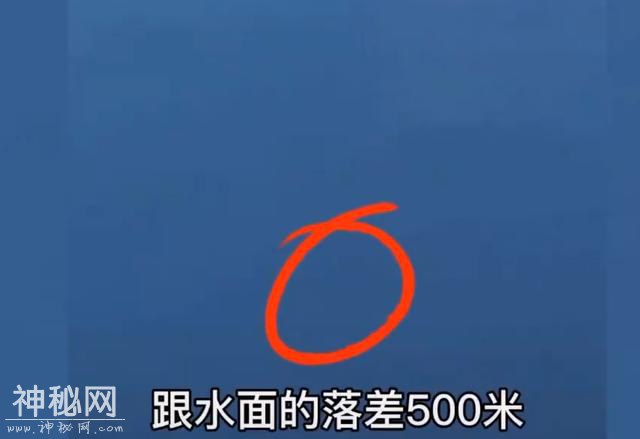 长白山天池现不明小黑点物体，翻车鱼、水獭、还是真的“水怪”？-3.jpg