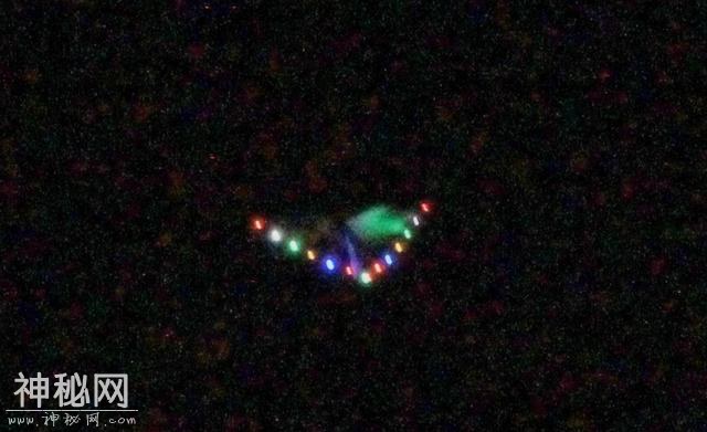 7月不明飞行物又来了！直播画面清晰可见，两个发光球体高速盘旋-4.jpg