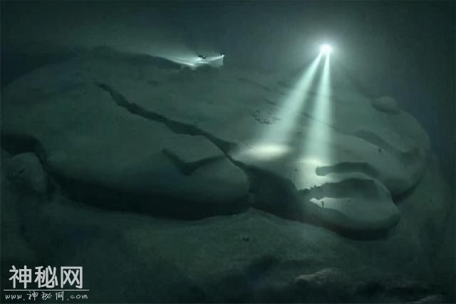 探险队搜寻遇难船，发现了一个巨大的USO，真的有外星人吗-3.jpg
