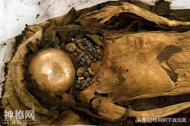 盗墓中发现的特殊葬俗，有的挺怕人，死者的头用“大锅”套起来-11.jpg