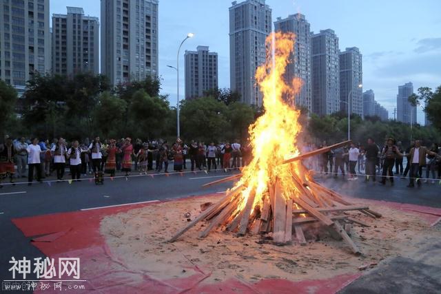 云南民族风俗习惯-13.jpg