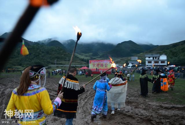云南民族风俗习惯-14.jpg
