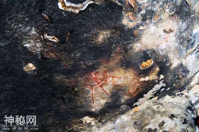 印度发现的万年前壁画中，惊现外星人和UFO！他们真来过地球？-2.jpg