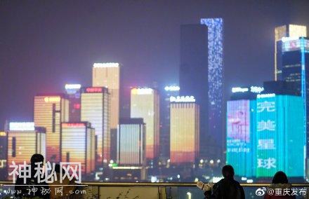BBC《完美星球》系列纪录片在重庆江北嘴户外十屏上演-5.jpg