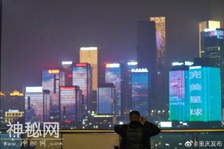 BBC《完美星球》系列纪录片在重庆江北嘴户外十屏上演-2.jpg
