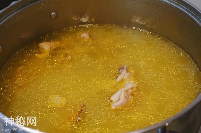 炖鸡汤有讲究，“这3步”是关键，保证肉嫩汤鲜，金黄浓香没腥味-8.jpg