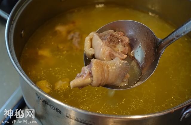 炖鸡汤有讲究，“这3步”是关键，保证肉嫩汤鲜，金黄浓香没腥味-9.jpg