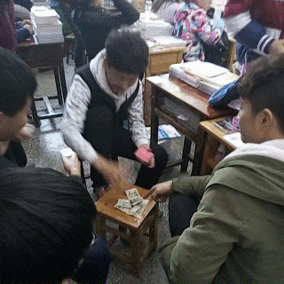 搞笑合集：看到姑娘这手了吗？没几年功夫绝对练不出来的-4.jpg