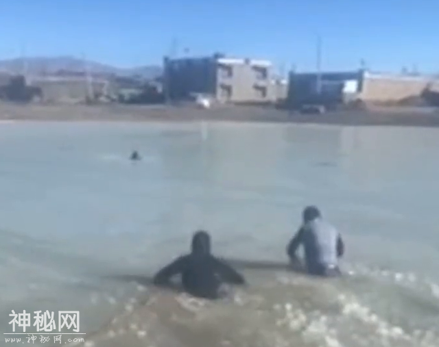 男孩落入冰湖，3名男子用胳膊和身体敲碎冰面，10分钟化险为夷-1.jpg