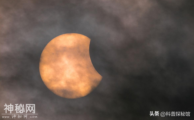 福建网友拍到不明飞行物，贴着太阳运动，体积和地球那么大-1.jpg