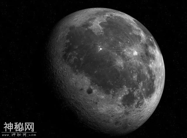 是外星造访的标记吗？月球上有两个超大“字母”，每月只出现一次-1.jpg