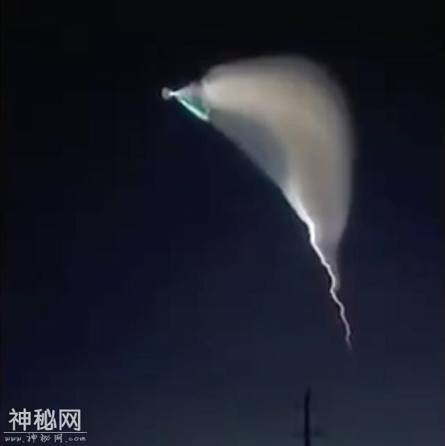 中国再次进行反导试验？新疆夜空出现巨型UFO：究竟是何飞行物？-9.jpg