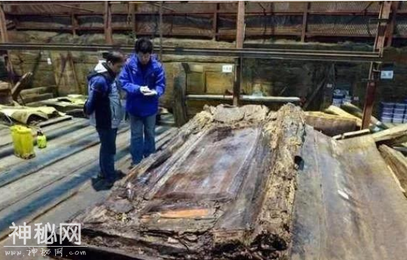 考古专家发掘陕西古墓，撬掉棺椁后有意外惊喜，现场专家极为兴奋-1.jpg