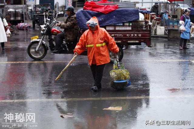 69岁环卫工寒冬街头猝死：无休息日3点起来工作，救护车到时身体已硬，曾希望干脆地走“不给子女添麻烦”-5.jpg