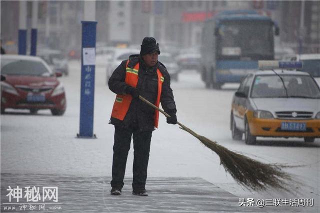 69岁环卫工寒冬街头猝死：无休息日3点起来工作，救护车到时身体已硬，曾希望干脆地走“不给子女添麻烦”-2.jpg