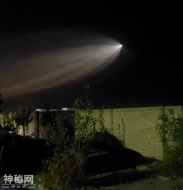 新疆多地拍到巨大发光不明飞行物，真的有“外星人”存在？-3.jpg