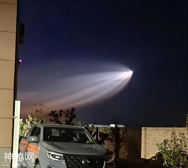新疆多地拍到巨大发光不明飞行物，真的有“外星人”存在？-2.jpg