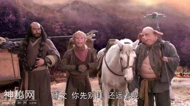 孙悟空为何要将唐僧推倒在无底船上，你看他发现了啥？-2.jpg