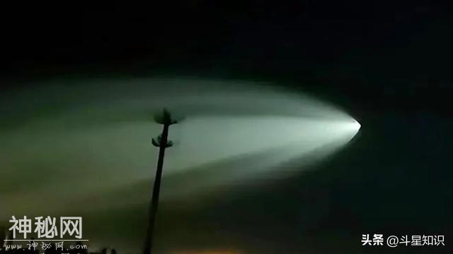 新疆上空突然出现不明飞行物，网友猜测是外星飞船？你怎么看？-1.jpg