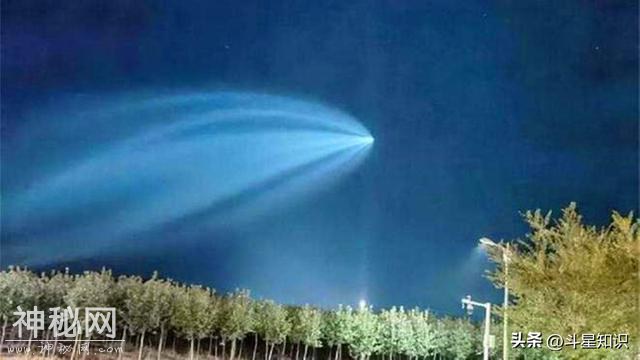 新疆上空突然出现不明飞行物，网友猜测是外星飞船？你怎么看？-2.jpg