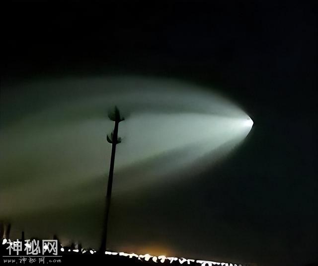 新疆多地拍到不明飞行物？速度飞快，后面还拖着扇形的“尾巴”-1.jpg