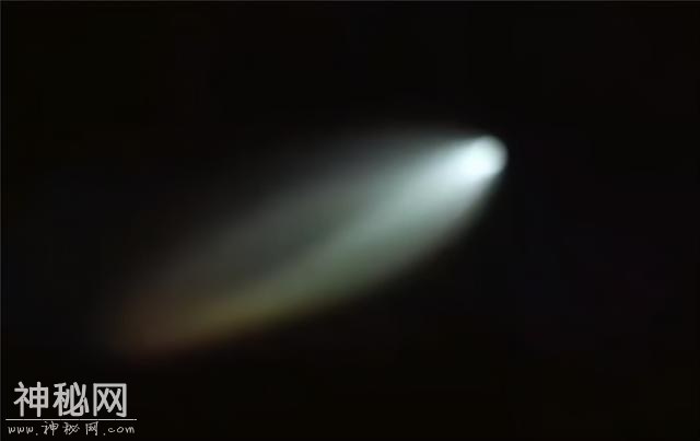 新疆多地拍到不明飞行物？速度飞快，后面还拖着扇形的“尾巴”-3.jpg
