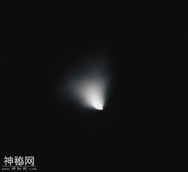 新疆多地拍到不明飞行物？速度飞快，后面还拖着扇形的“尾巴”-4.jpg