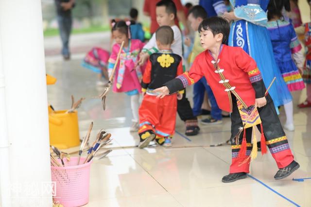 “小阿妹”“小阿哥”过“三月三”广西各地幼儿园开展民俗活动-1.jpg
