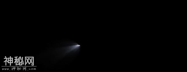 新疆多地拍到空中巨大发光不明飞行物，网友：外星人开远光灯了？-2.jpg