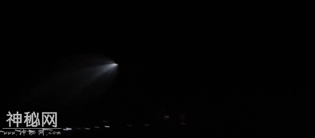 新疆多地发现巨大发光不明飞行物，其实是俄罗斯载人飞船尾流-2.jpg