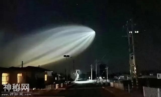 外星人泄露行踪？新疆多地发现巨大不明发光体，究竟是什么-14.jpg