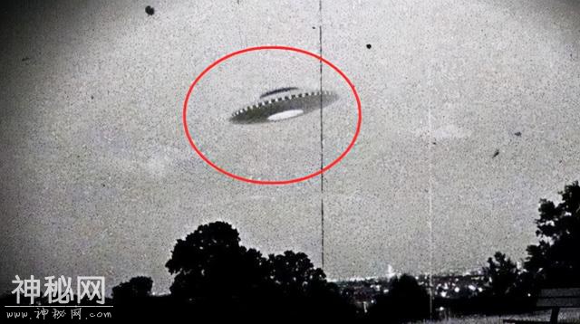 万米高空惊现UFO舰队，飞行员一路跟随拍下，它们到底是什么？-8.jpg