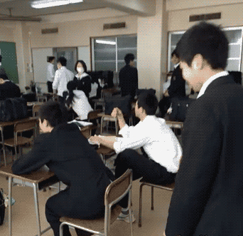 笑一笑！六十张搞笑动图：最佳损友，都是这么去看病号的嘛？-26.jpg