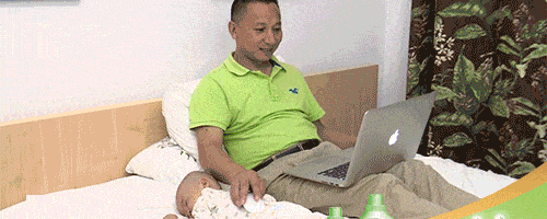 笑一笑！六十张搞笑动图：最佳损友，都是这么去看病号的嘛？-37.jpg